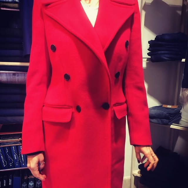Cappotto doppiopetto rosso su misura, in atelier
