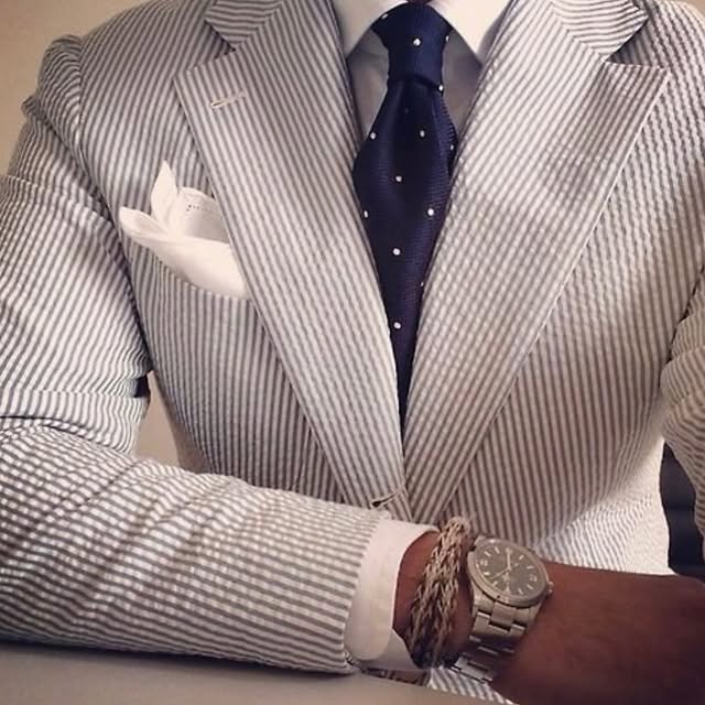 Giacca seersucker con cravatta blu a pois e pochette bianca