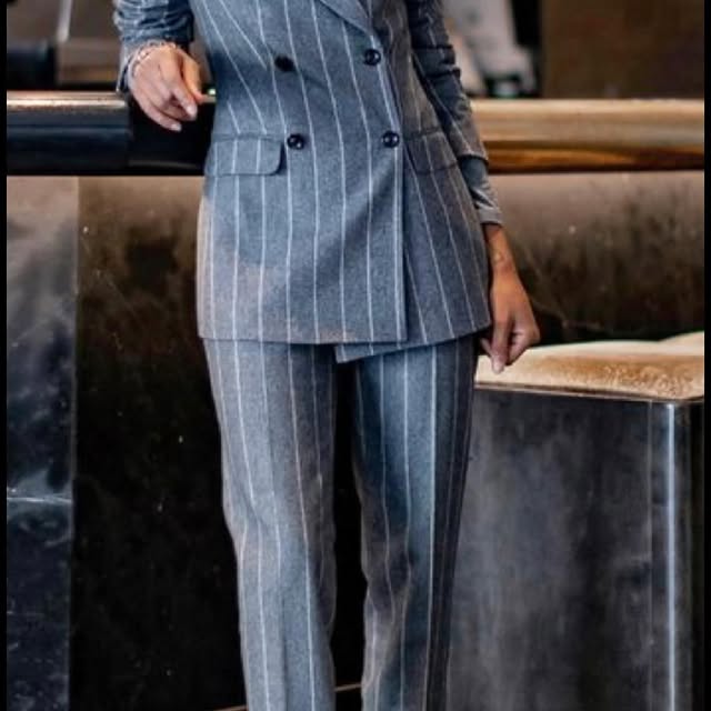 Tailleur gessato grigio doppiopetto, portato